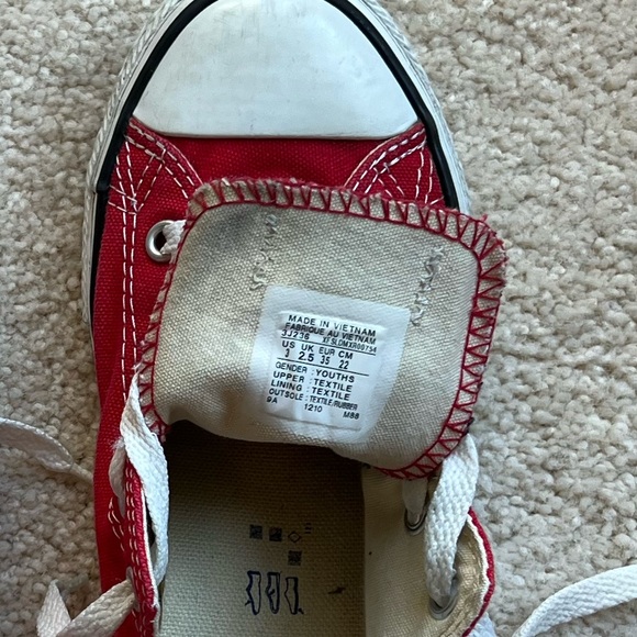 Size 3 big kids red Converse - Picture 2 of 3